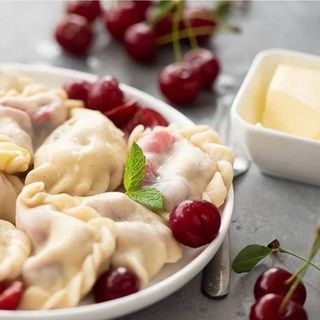 Pierogi z Wiśniami w Sosie Śmietanowym (300 g)