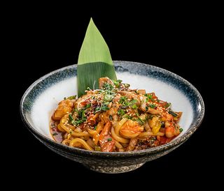 Udon smażony z owocami morza