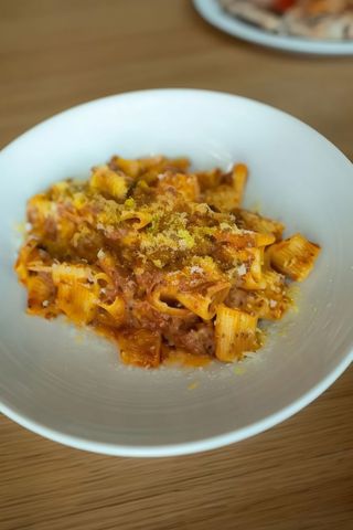 Mezzi rigatoni z ragu wołowym