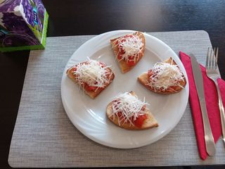 Bruschette cu roșii, busuioc, usturoi și parmezan