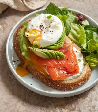 Tostada De Avocado, queso crema, Salmón y Huevo poché 