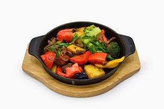 Говядина с овощами на жаровне 