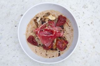 Сирна вівсянка з хамоном та смаженими гливами, 360 г