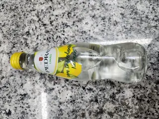 Agua pedras limáo