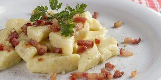 Kopytka zasmażane ze skwarkami