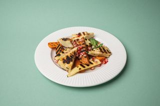 Salata de legume cu halloumi la grill