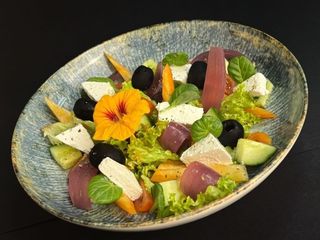 Салат з фетою та овочами
