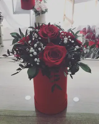 Crveni box sa ružama