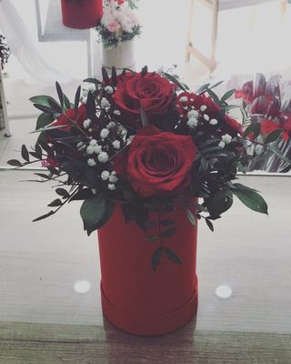 Crveni box sa ružama