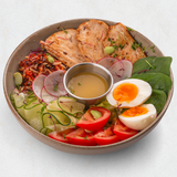 Боул с курицей на гриле, черным рисом, овощами и микс салатом