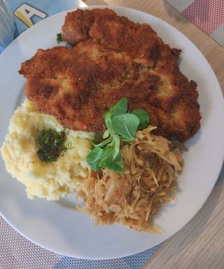 Schabowy z ziemniakami i kapustą zasmażaną