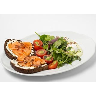 Микс завтрак с лососем, яйцами-пашот и апельсиновым фрешем