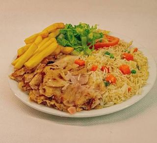 Kebab con riso basmati al piatto grande