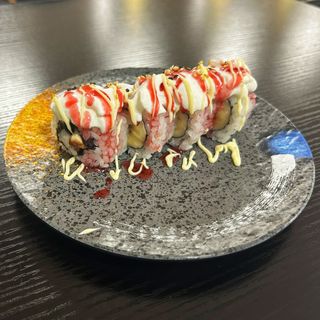 110.URAMAKI DE PLATANO CON SALSA FRESA Y NATA