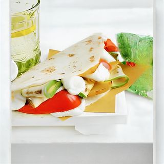 Manzo all'inglese 80 g, noci tostate 10 g, rucola, pomodorini