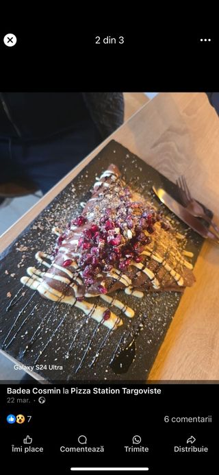 Clatita cu fistic, capsuni si zmeura