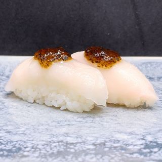 Nigiri de pez mantequilla con trufa.