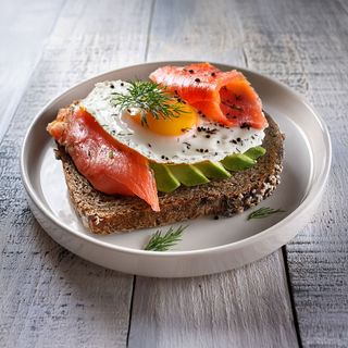 Tostada con salmón, aguacate y huevo