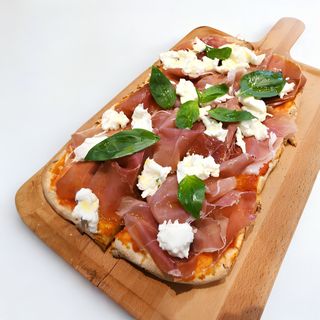 Pizza Prosciutto Crudo di Parma and mozzarella di Bufala