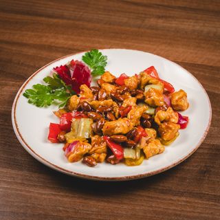 22a. Piletina sa paprikom, crvenim lukom i bademima