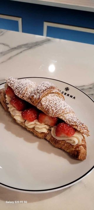 Croissant De Crema Pastelera
