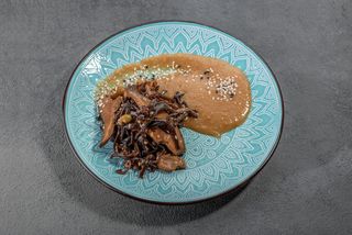 Салат з грибом шиїтаке,бобами та горіховим соусом