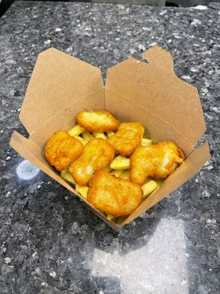 Nuggets de pollo (6 uds.) y patatas