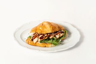 Круассан с угрем и ореховым соусом