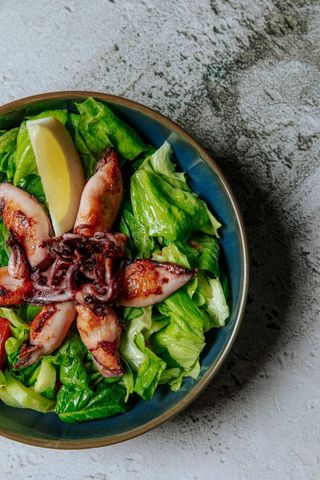 Hrskava salata sa lignjama