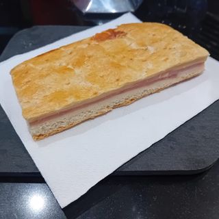 Pizza grassa cotto e formaggio