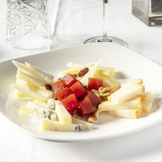 Selección de quesos artesanos, acompañados de frutos secos