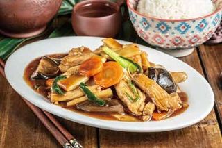 106. Pollo saltato con funghi e bambù