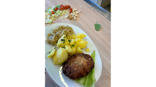 Kotlet mielony z ziemniakami i kapustą zasmażaną