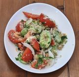 კიტრი-პომიდვრის სალათი ნიგვზით