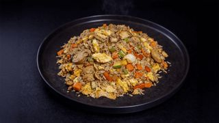 Orez prăjit cu ou, legume și ciuperci champignon