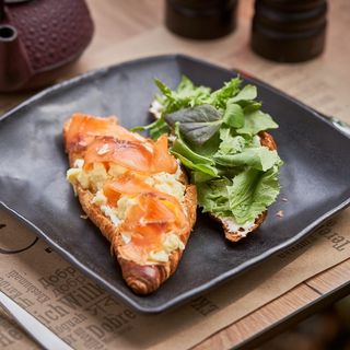 Croissant cu somon si scrob