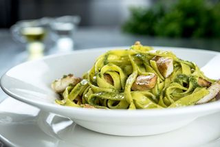 Makaron Tagliatelle w bazyliowym pesto i smażonym kurczakiem 