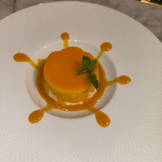 Panna Cotta al coco con salsa de mango y fruta de la pasión