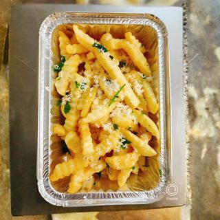 cartofi prajiti cu parmesan si patrunjel, ulei de trufe 250 gr