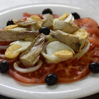 Ensalada De Tomate y Bonito De Nuestra Costera