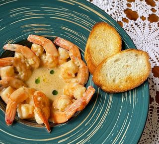 Тигрові креветки в білому соусі