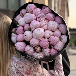 35 півоній Sarah Bernhardt в оформленні