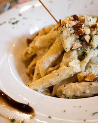 Penne sa tartufima i pečenim bademima