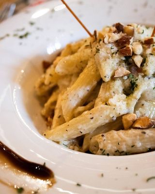 Penne sa tartufima i pečenim bademima