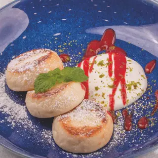 Классические сырники со сметанным кремом (170 гр.)