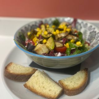 Insalata, verdure, fior di latte, mais, pom, rucola e grana