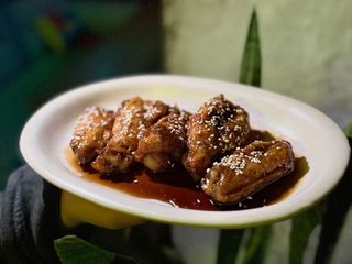 КУРЯЧІ КРИЛЬЦЯ В МЕДОВО-СОЄВОМУ СОУСІ (225g)