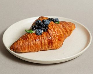 Круасан з маскарпоне та чорницею