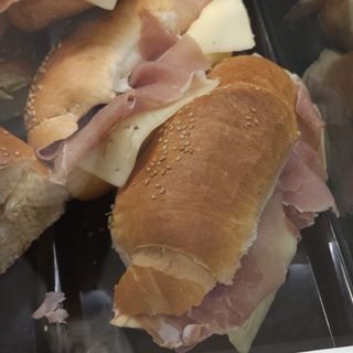 Panino imbottito con prosciutto cotto e formaggio svizzero