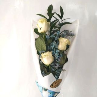 Tres Rosas Blancas En Celofán 